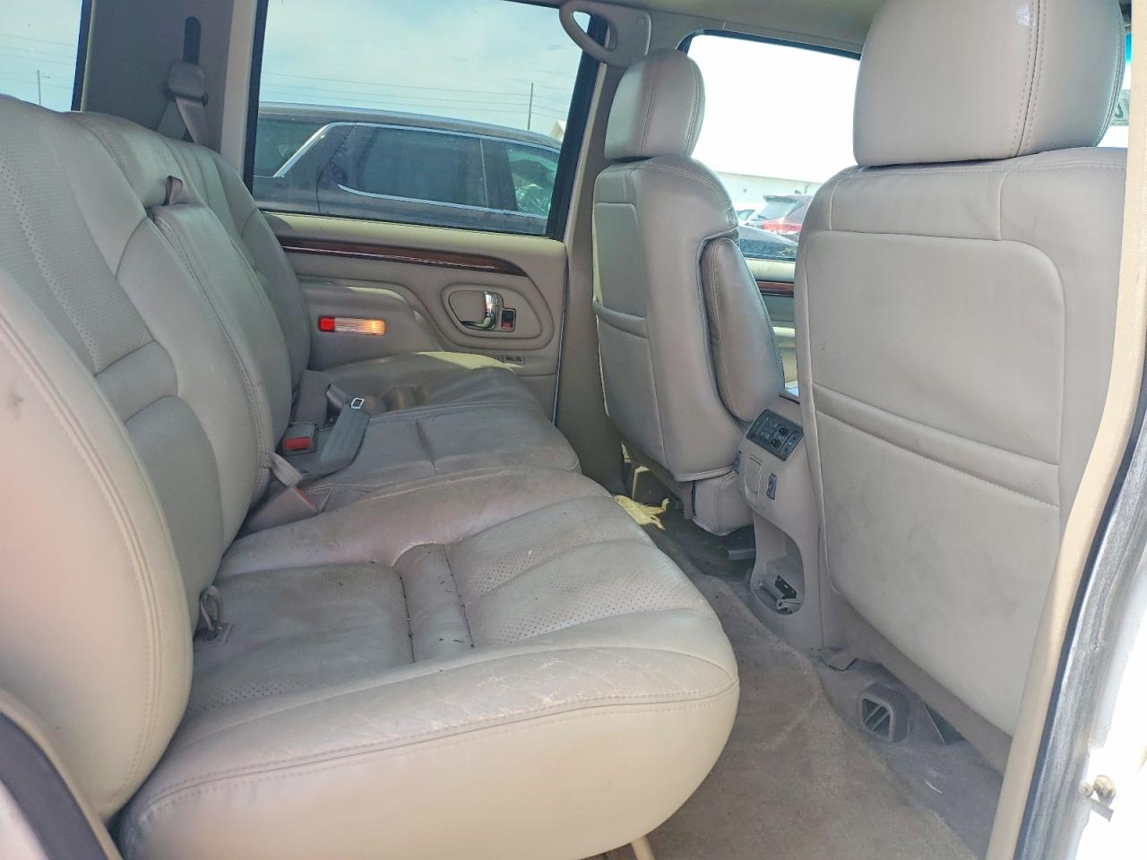 2000 Cadillac Escalade Luxury Белый vin: 1GYEK63R0YR230359