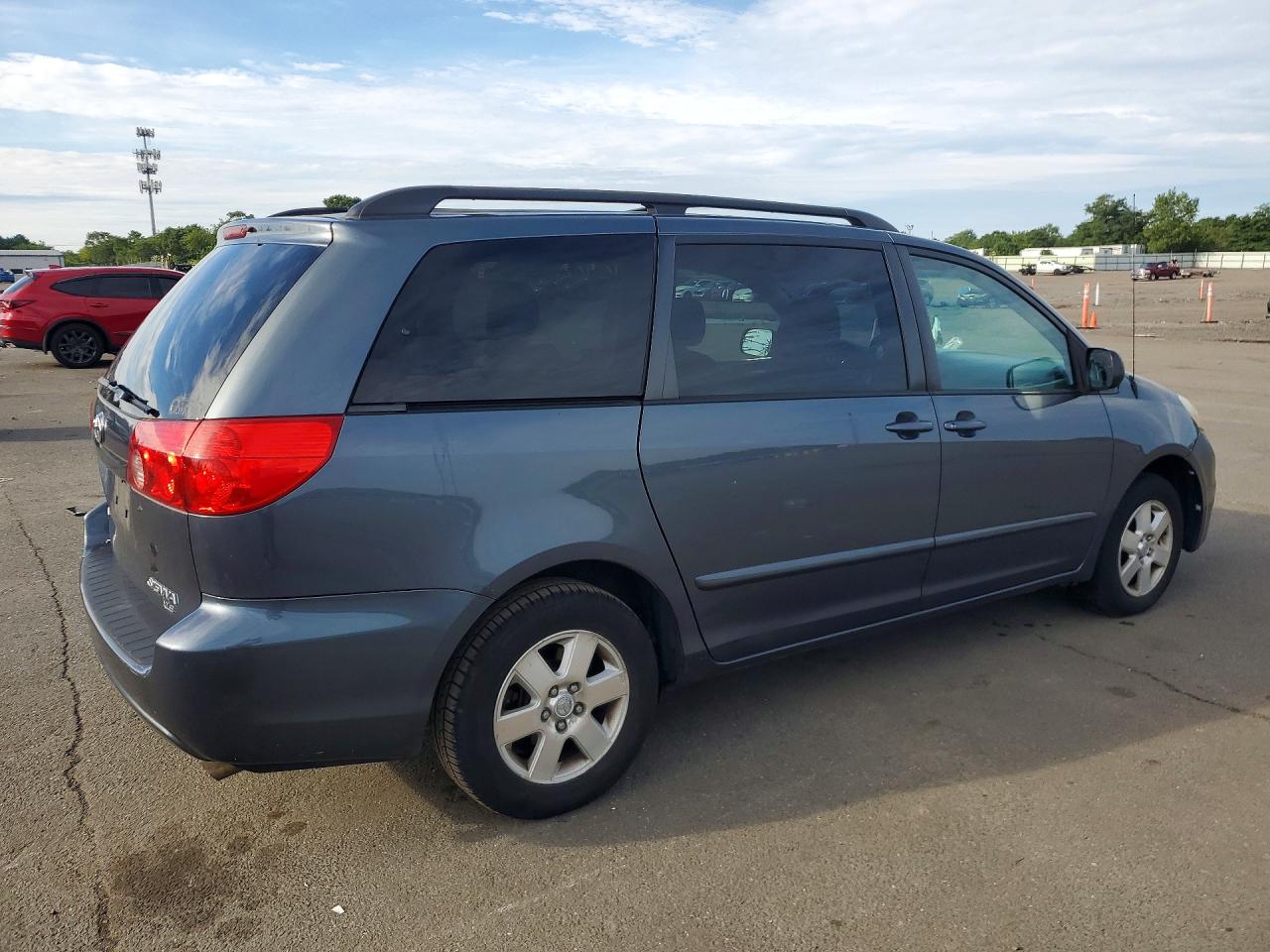 2010 Toyota Sienna Le 7-passenger Green vin: 5TDKK4CC5AS297460