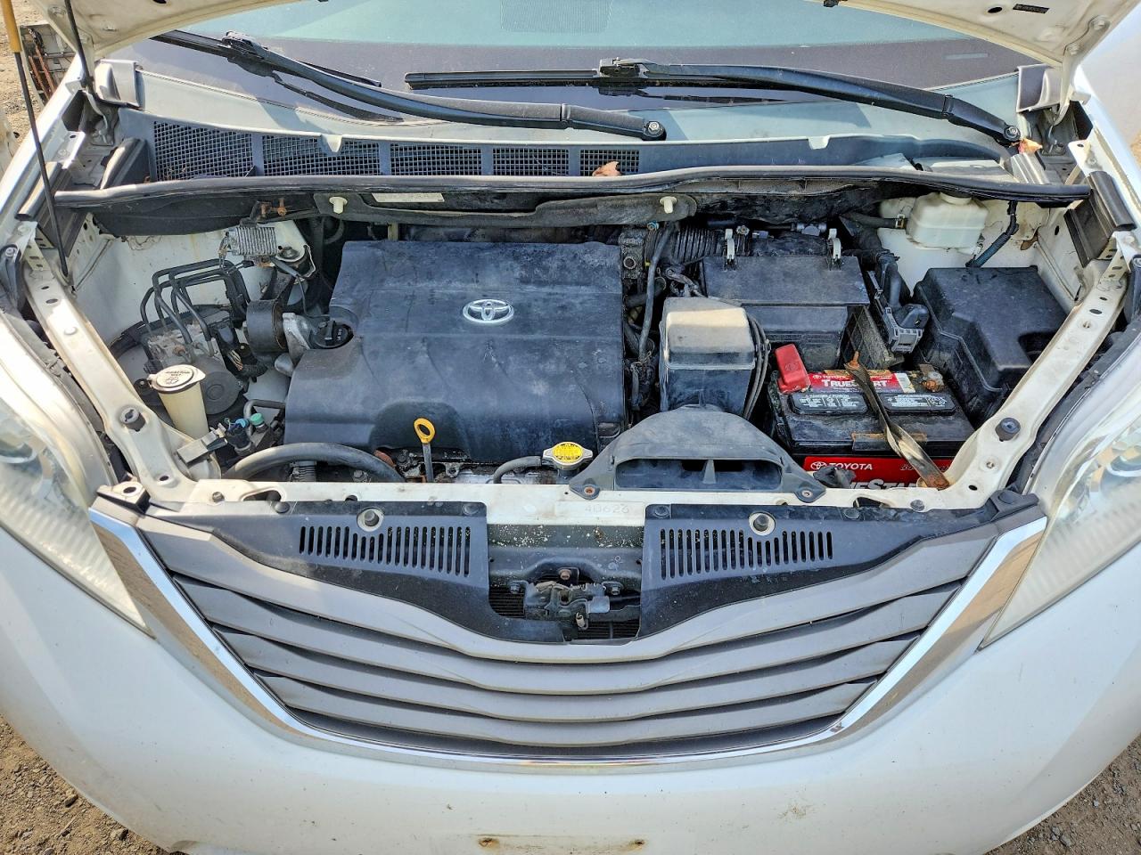 2012 Toyota Sienna Xle 8-passenger White vin: 5TDYK3DC4CS223808