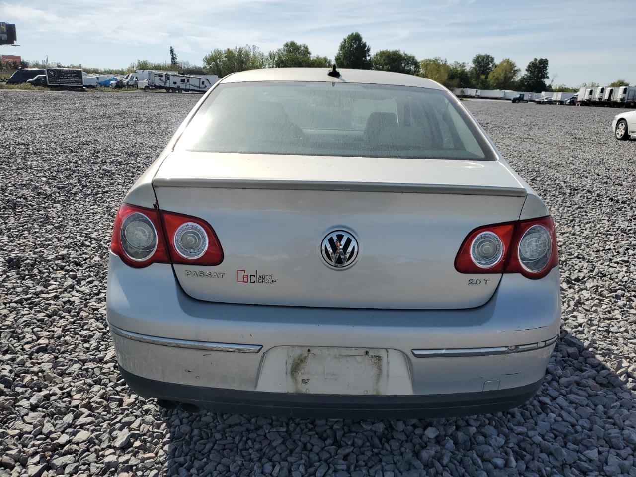 2010 Volkswagen Passat Komfort Silver vin: WVWJK7AN9AE148105