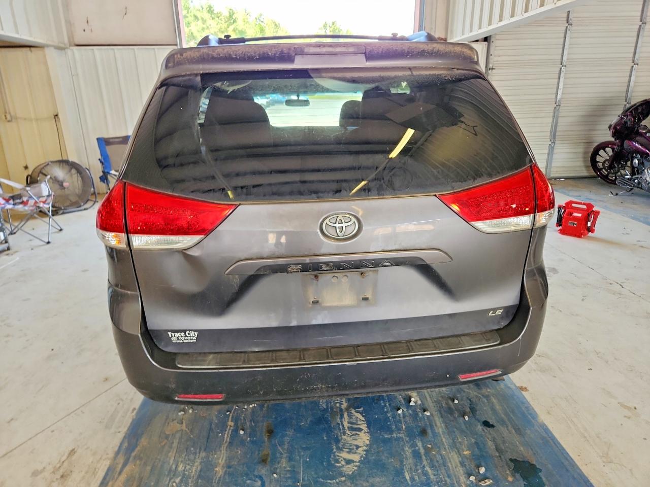 2011 Toyota Sienna Le Серый vin: 5TDKK3DC2BS063593