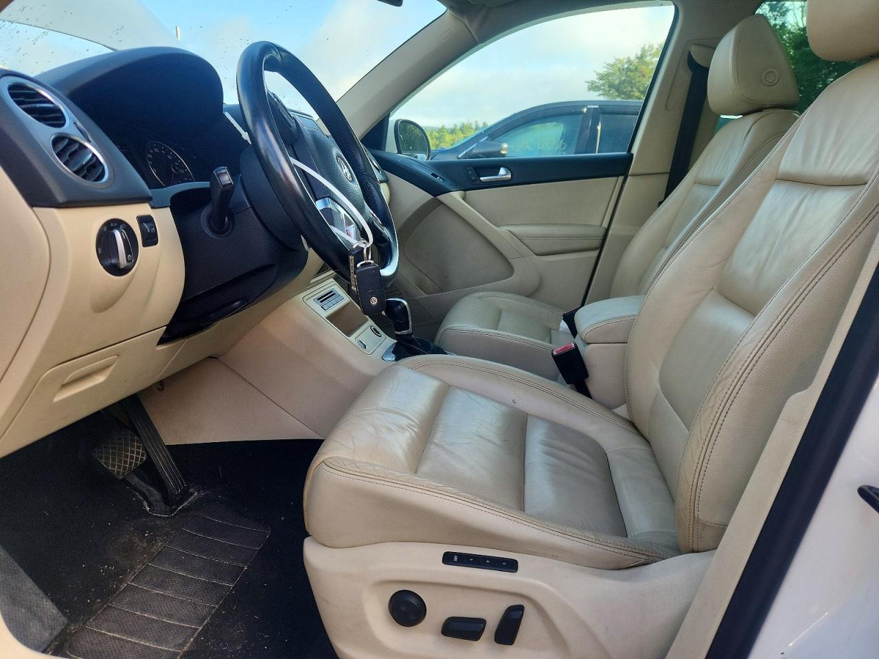2011 Volkswagen Tiguan S White vin: WVGBV7AX4BW514136