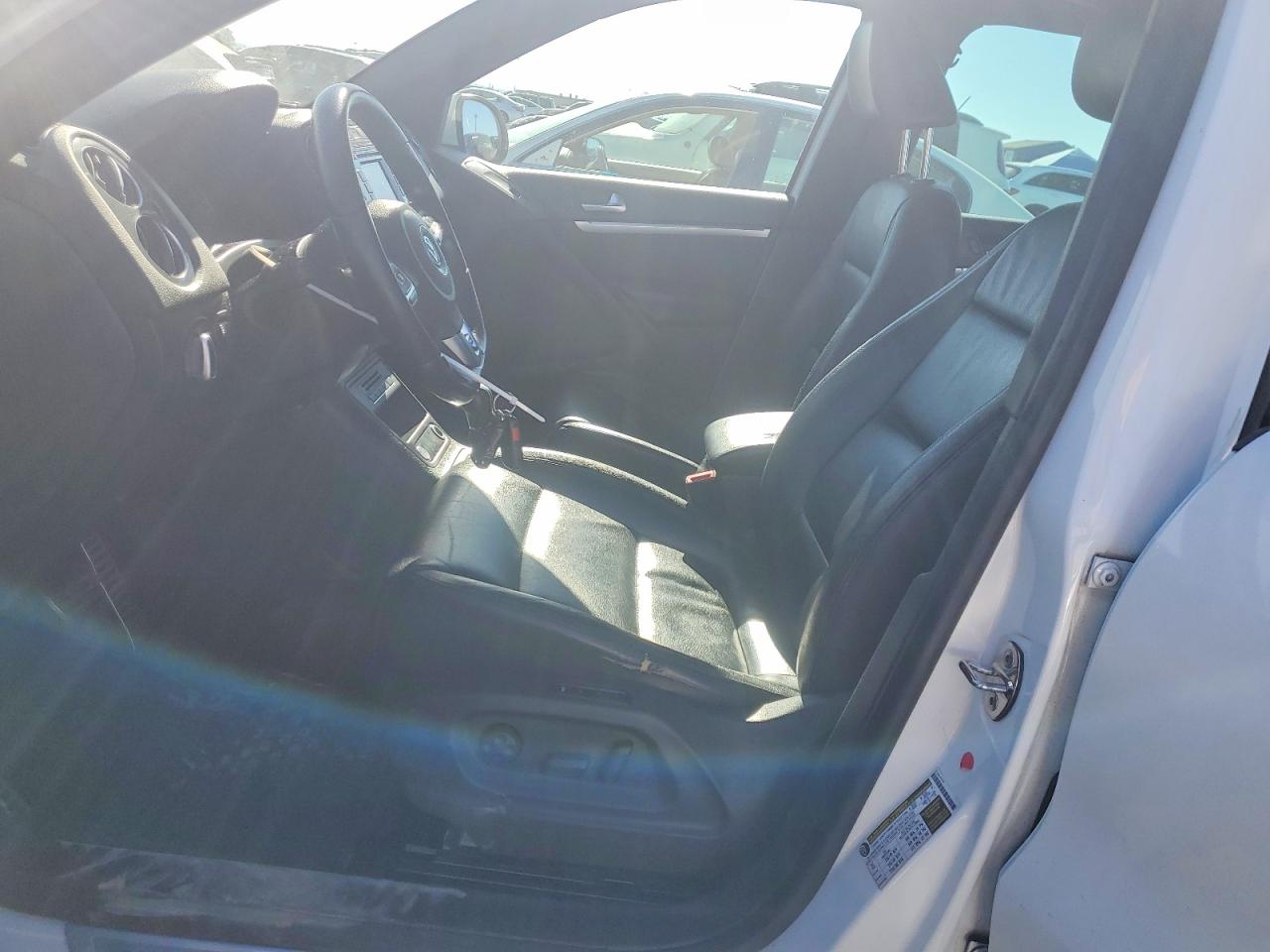 2014 Volkswagen Tiguan S White vin: WVGAV3AXXEW103879