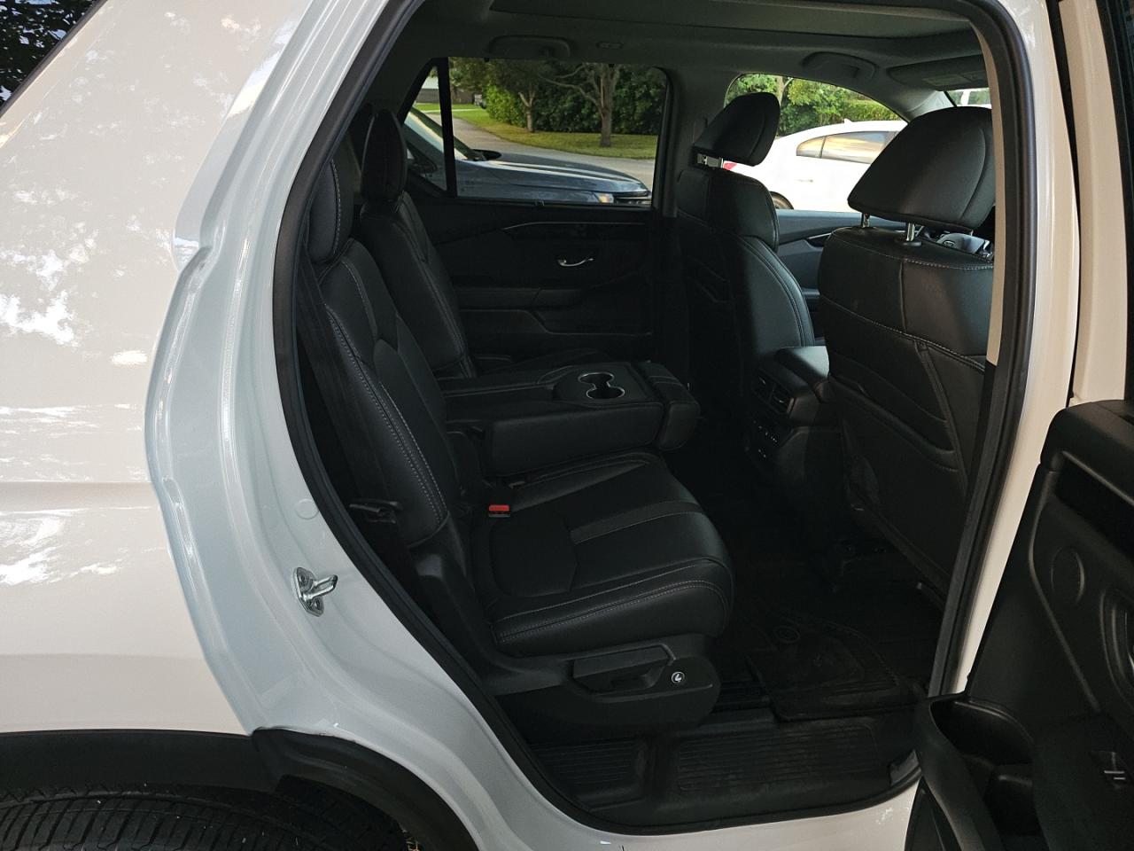 2025 Honda Pilot Touring White vin: 5FNYG1H79SB062345