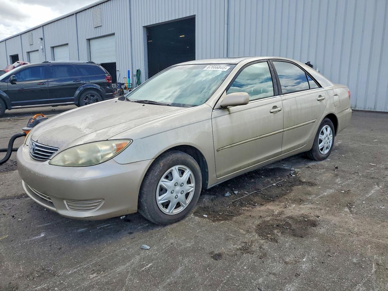 2005 Toyota Camry Le Gold vin: 4T1BE32K35U393322