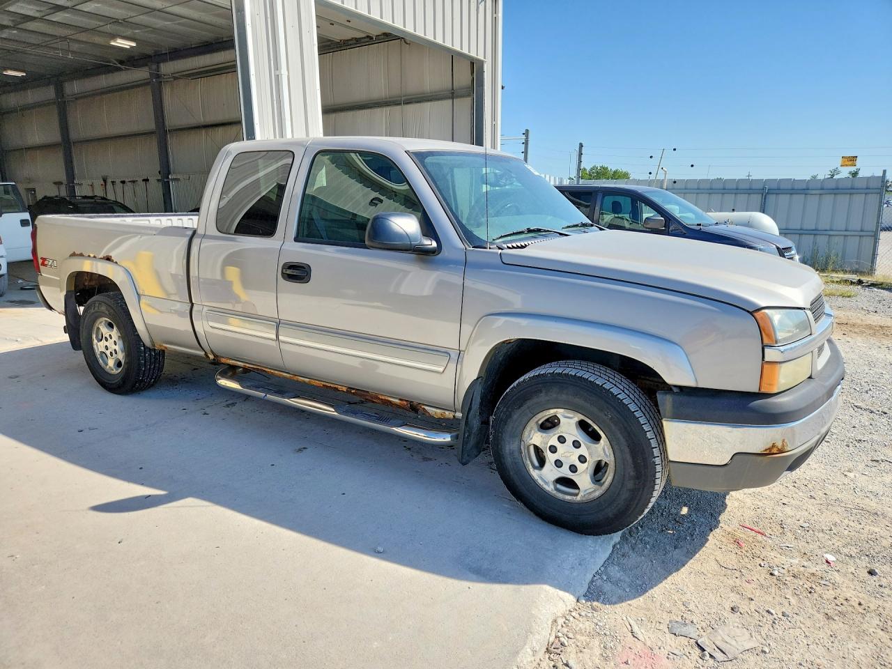 2004 Chevrolet Silverado K1500 Серебряный vin: 1GCEK19T74E207805