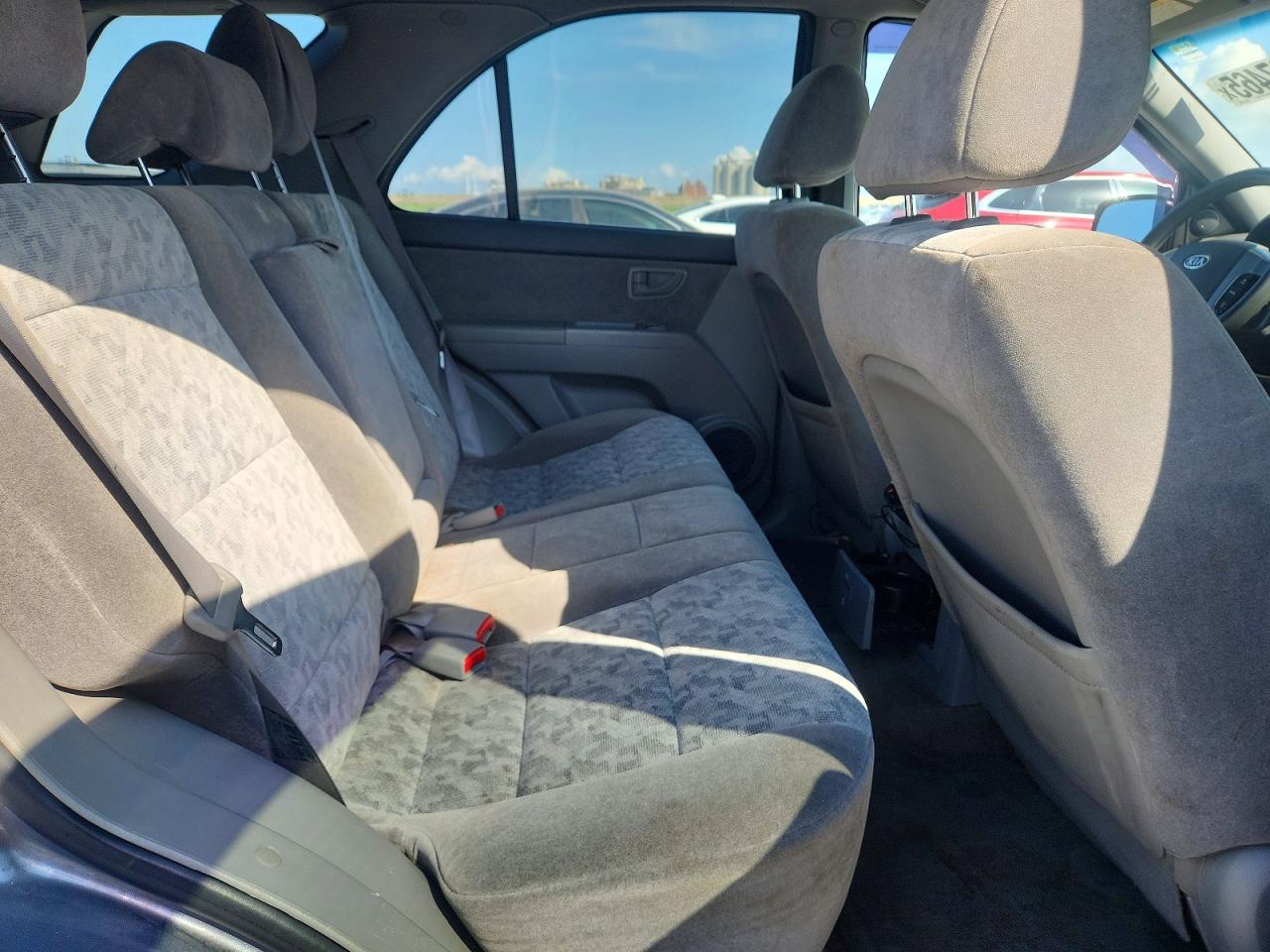 2008 Kia Sorento Base Gray vin: KNDJD735185811460