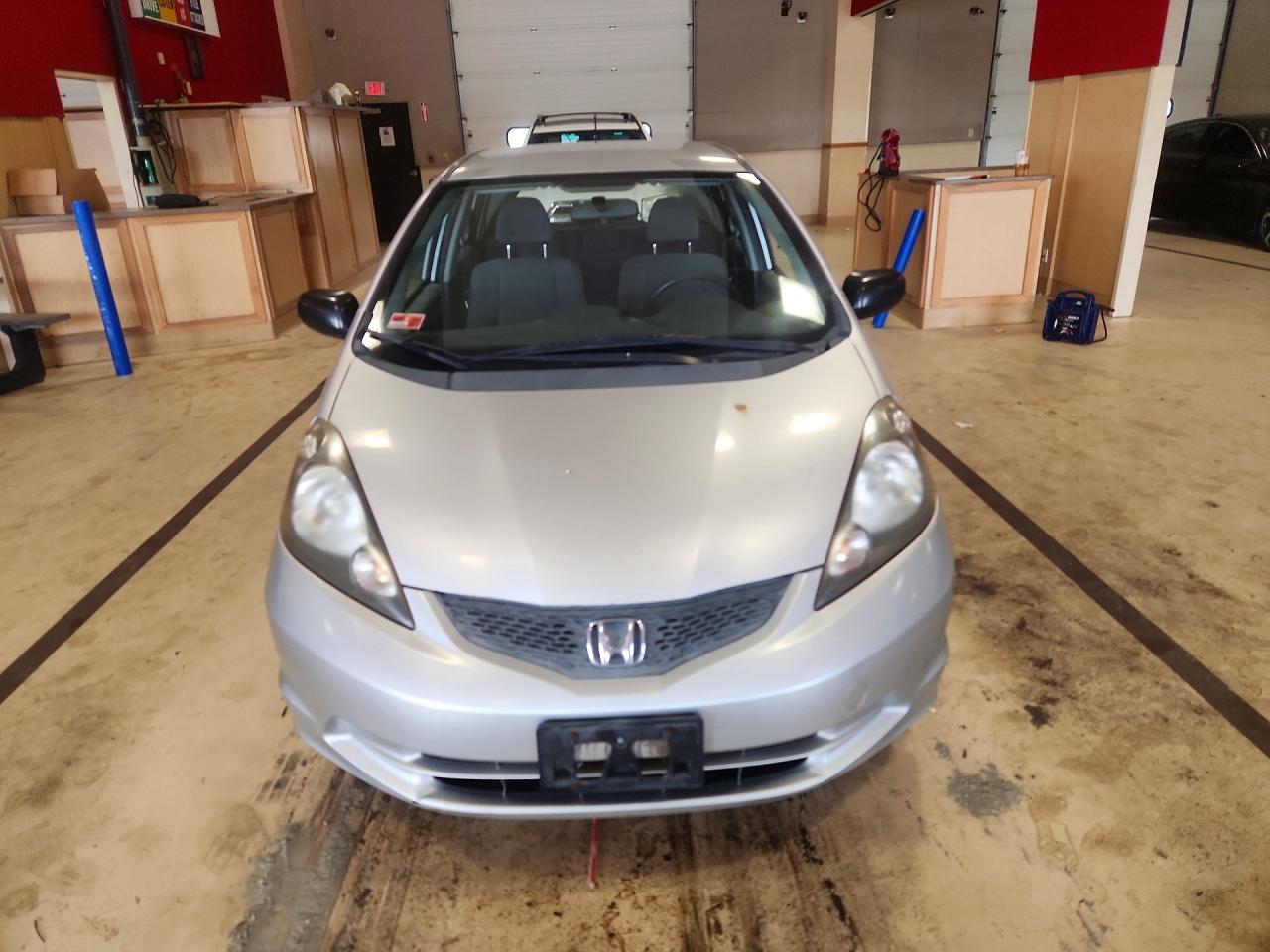 2011 Honda Fit Silver vin: JHMGE8H33BC008512
