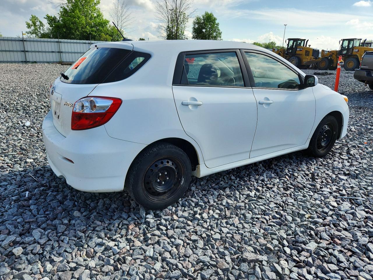 2011 Toyota Matrix Base White vin: 2T1KU4EE6BC588052