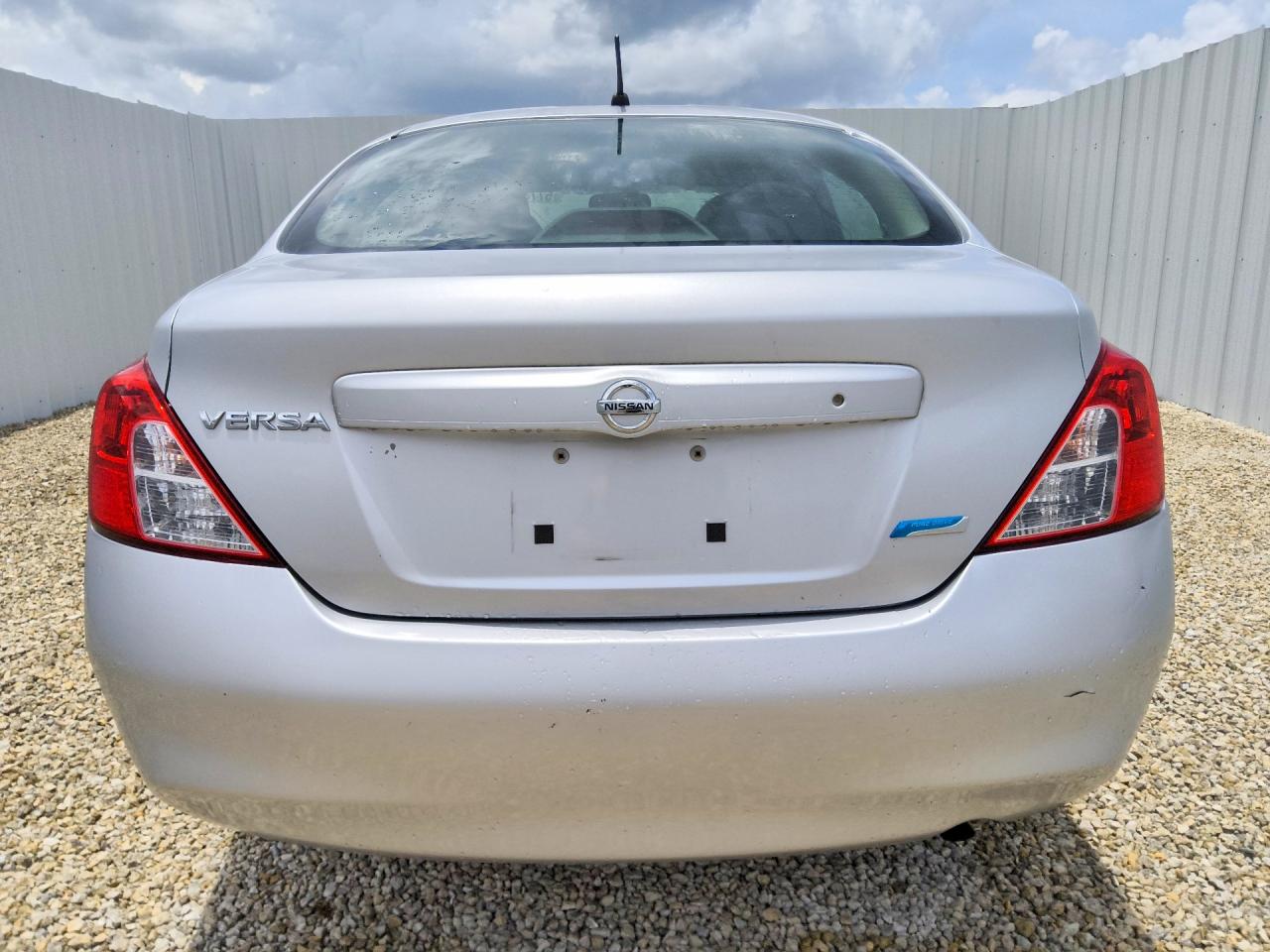 2012 Nissan Versa 1.6 S Silver vin: 3N1CN7AP6CL938047