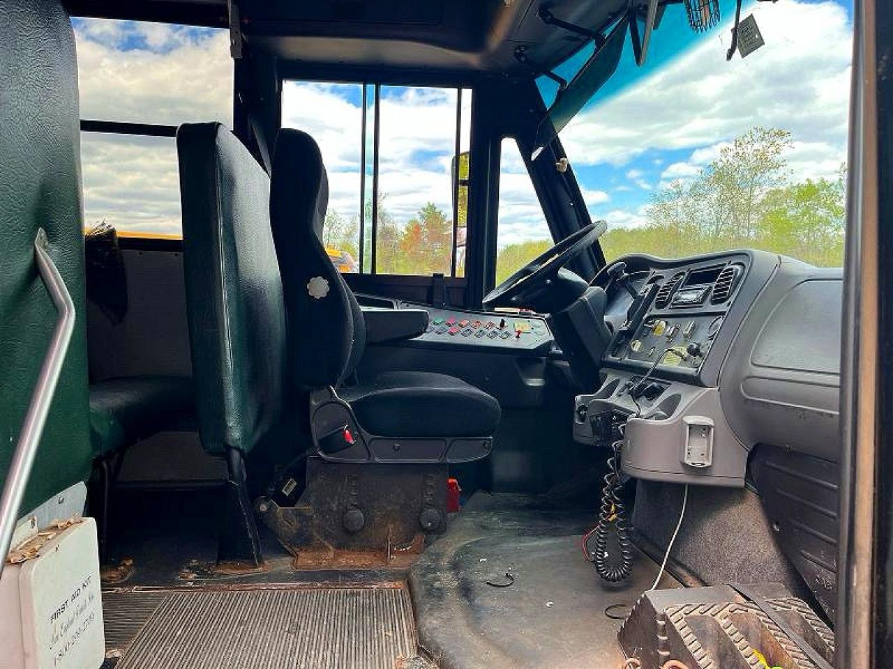 2015 Freightliner Chassis B2b Yellow vin: 4UZABRDU8FCFW9555