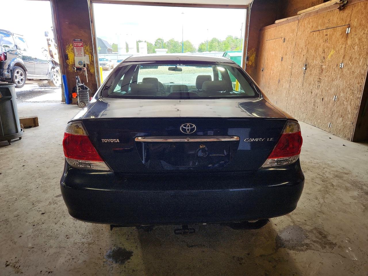 2005 Toyota Camry Le Blue vin: 4T1BE30K25U014006