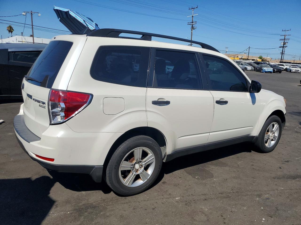 2013 Subaru Forester 2.5x White vin: JF2SHABC1DH432944