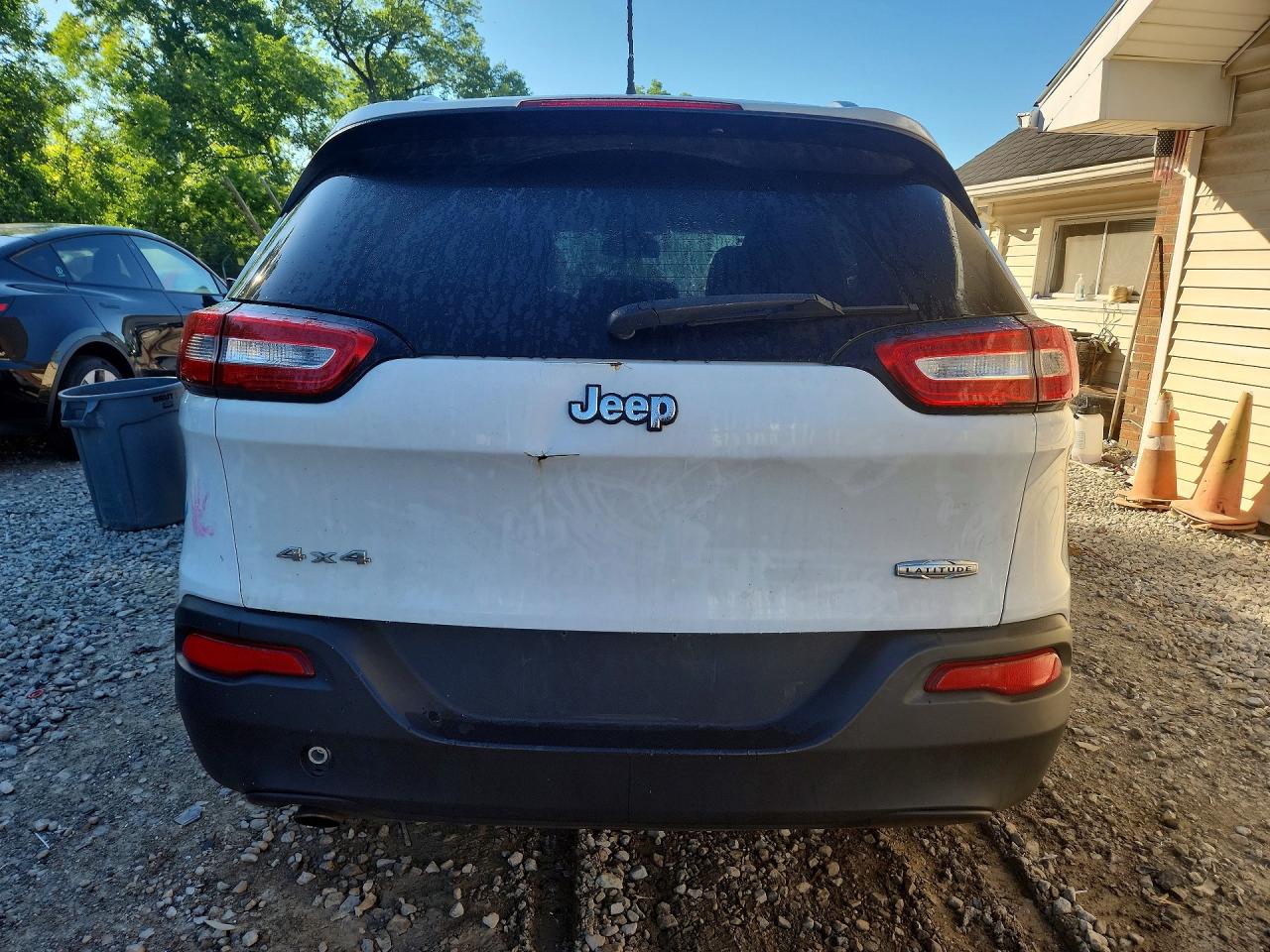 2014 Jeep Cherokee Latitude White vin: 1C4PJMCBXEW252522