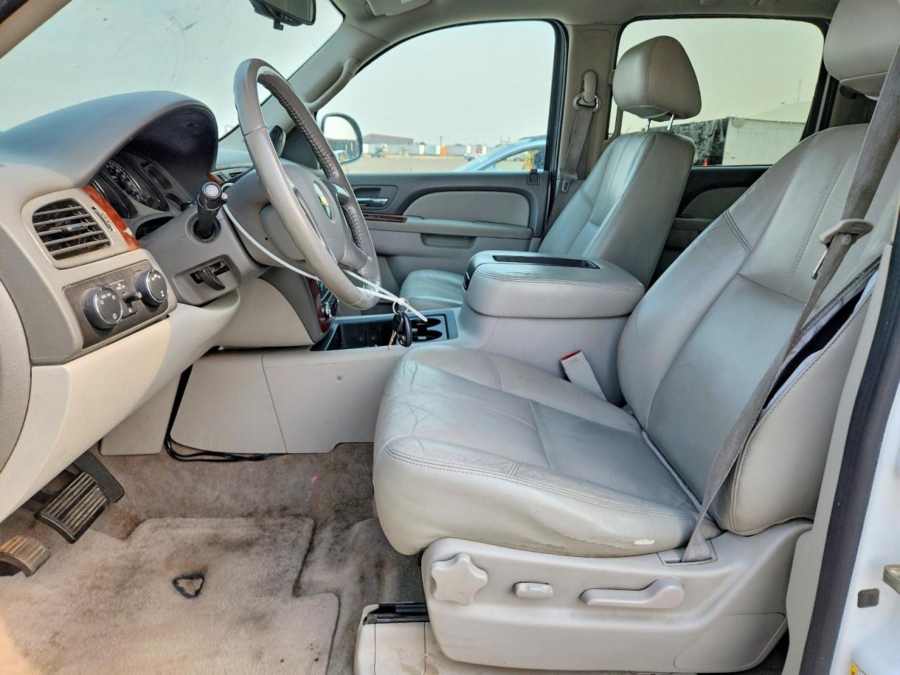2011 Chevrolet Suburban K1500 Lt White vin: 1GNSKJE30BR210731