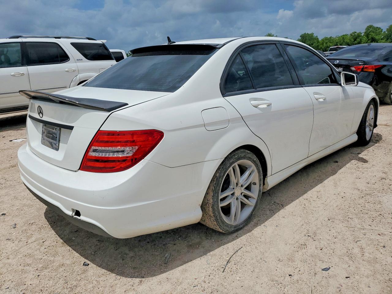 2013 Mercedes-benz C 250 Белый vin: WDDGF4HB6DR287619