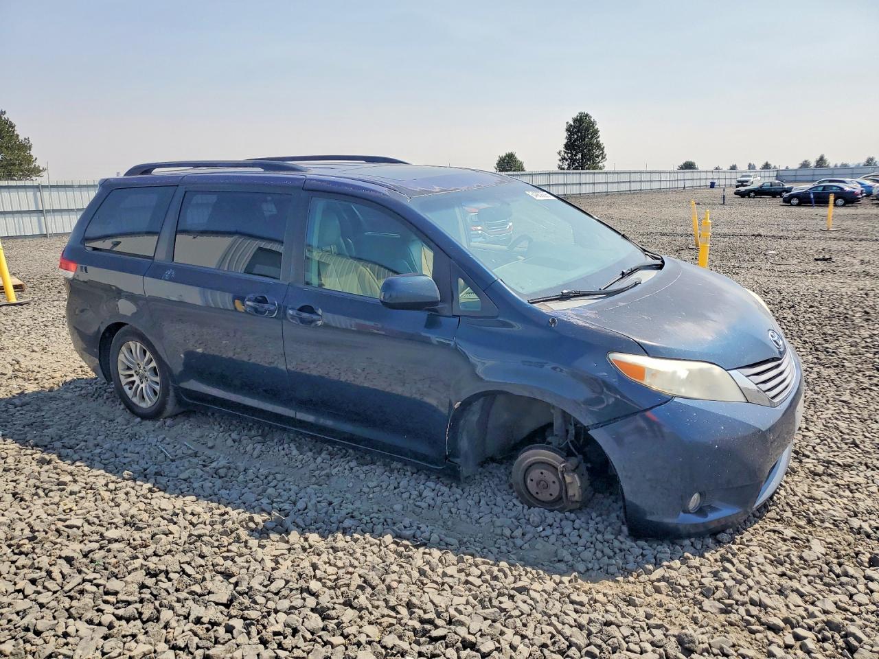 2011 Toyota Sienna Xle 8-passenger Blue vin: 5TDYK3DC1BS093596