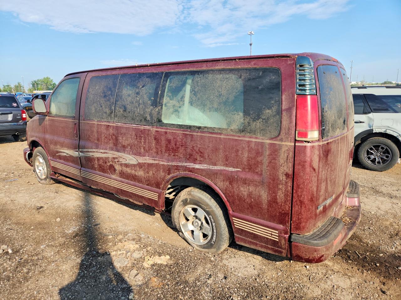2002 Chevrolet Express G1500 Burgundy vin: 1GBFG65R021105462