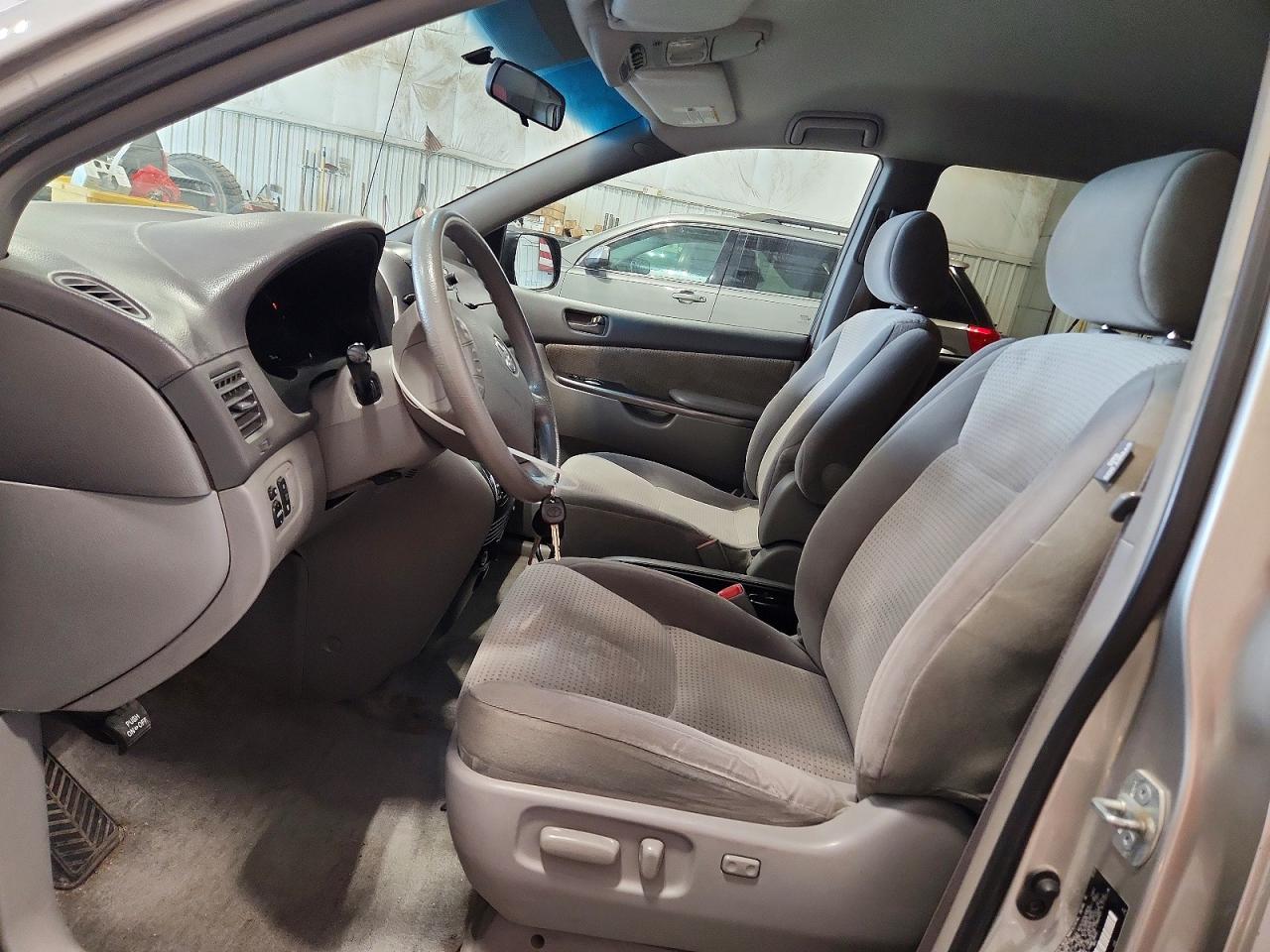 2007 Toyota Sienna Le 7-passenger Gray vin: 5TDZK23C57S090062