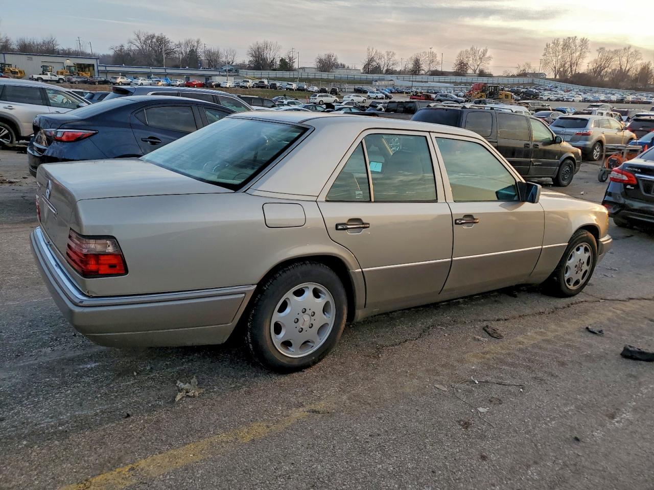1994 Mercedes-benz E 320 Серебряный vin: WDBEA32E9RC135243