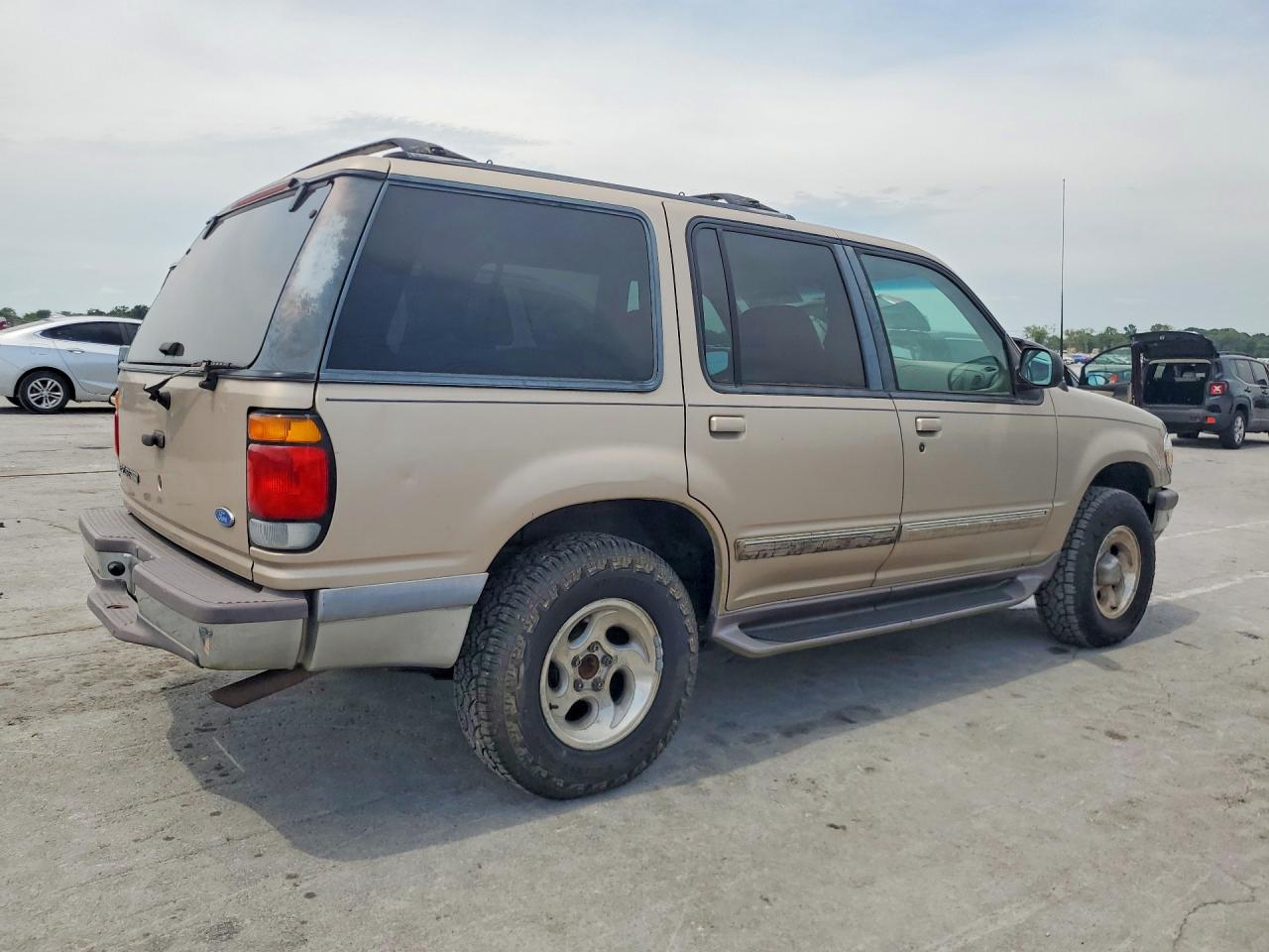 1997 Ford Explorer Gold vin: 1FMDU32E4VUC56699