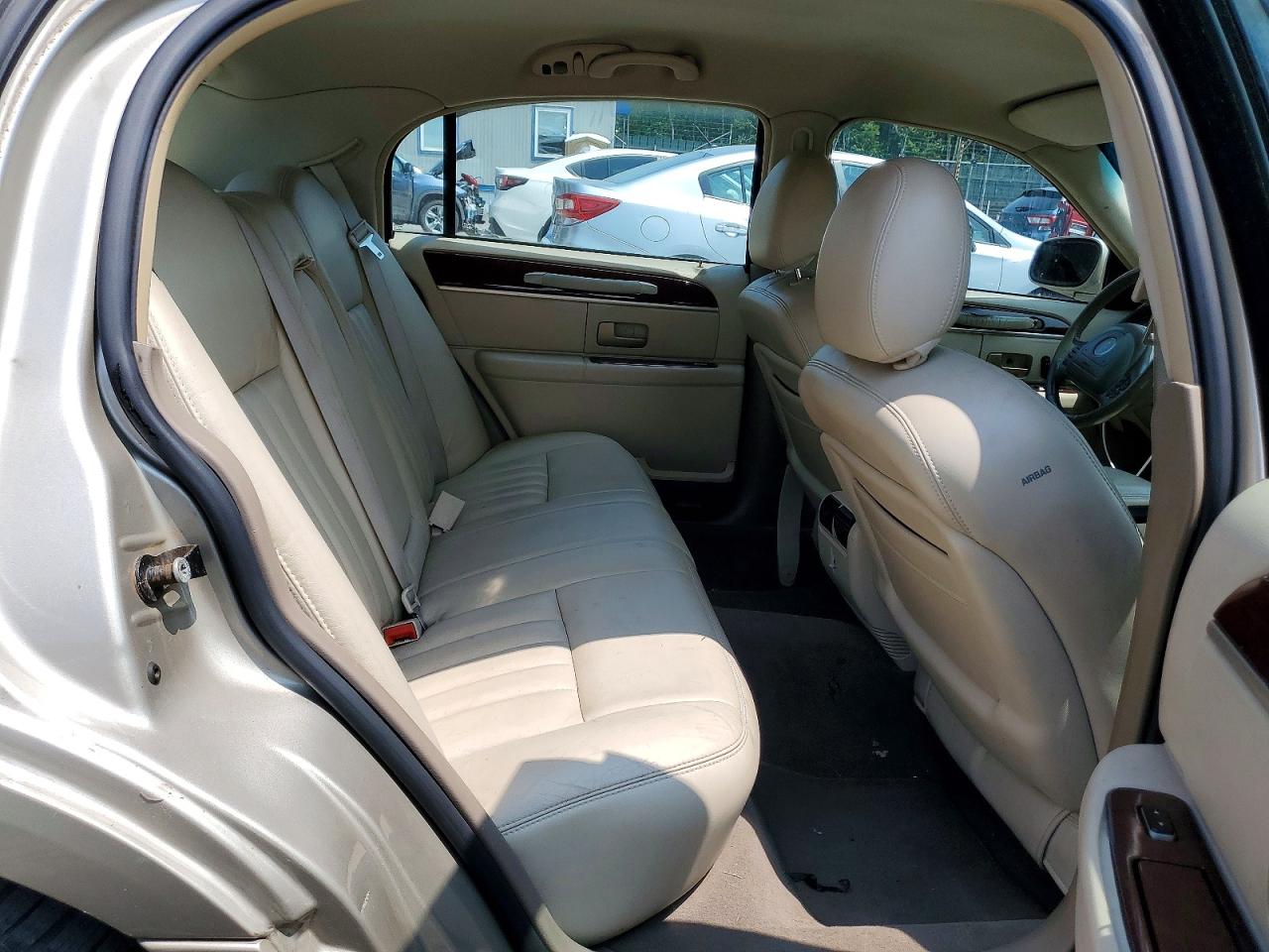 2004 Lincoln Town Car Executive Red vin: 1LNHM81W04Y679666