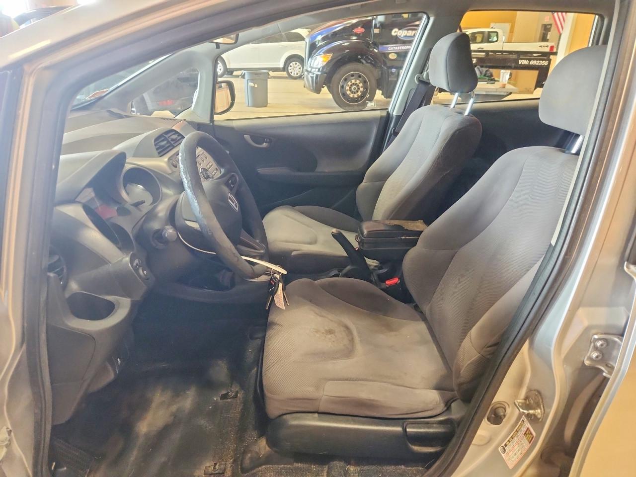2011 Honda Fit Silver vin: JHMGE8H33BC008512