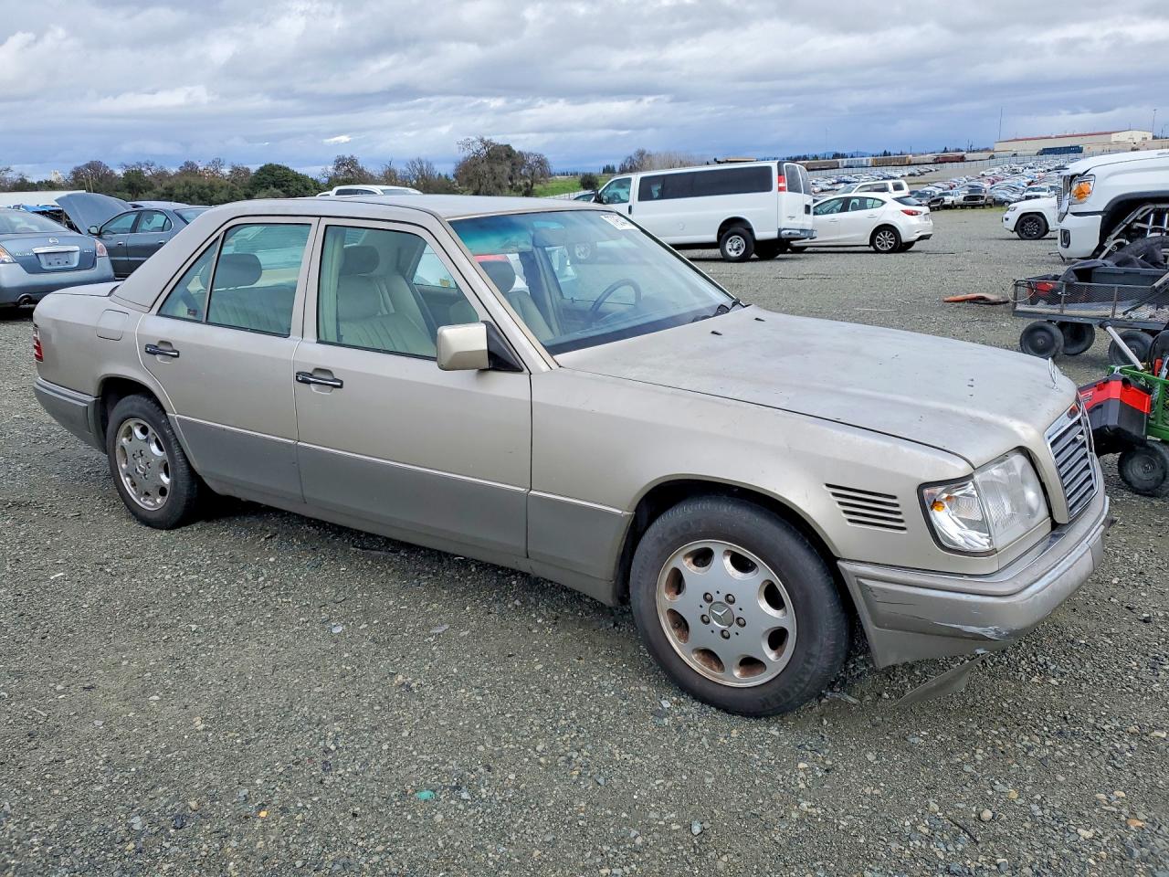 1995 Mercedes-benz E 300d Tan vin: WDBEB31E0SC072165