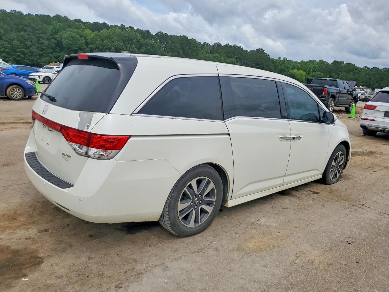 2014 Honda Odyssey Touring White vin: 5FNRL5H95EB078829