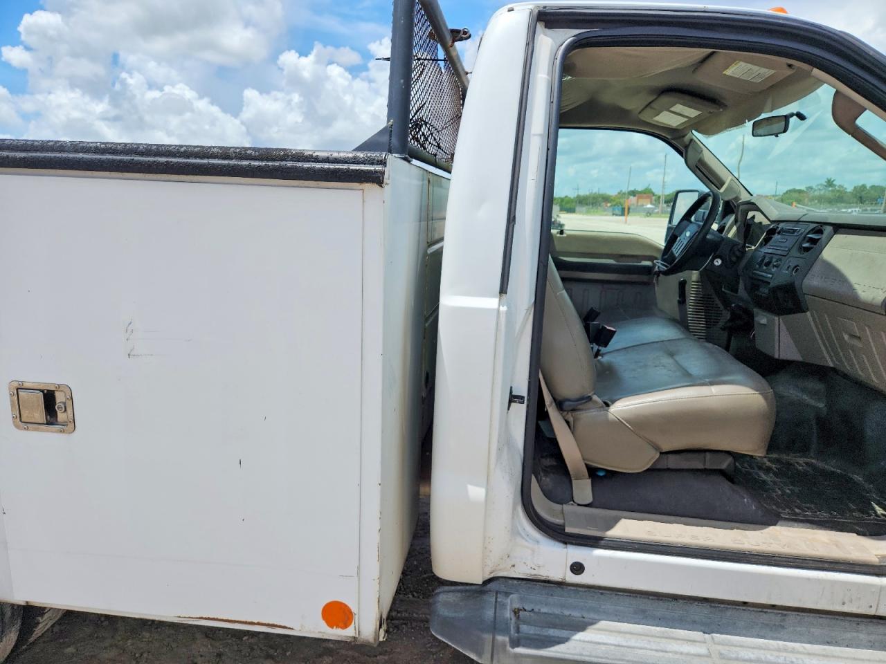2008 Ford F350 Super Duty White vin: 1FDWF36R18EC52608