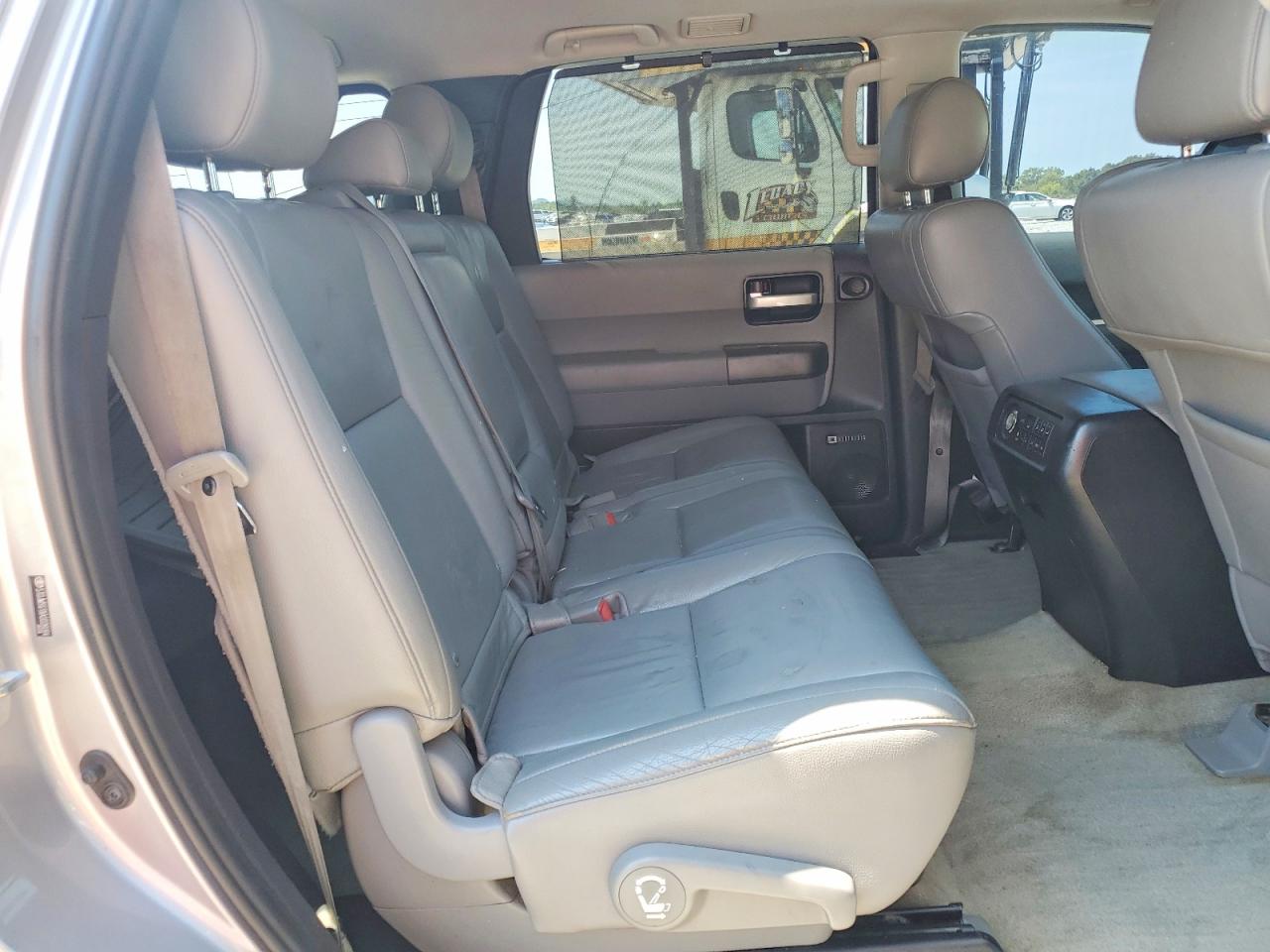 2010 Toyota Sequoia Limited Silver vin: 5TDJW5G1XAS026084