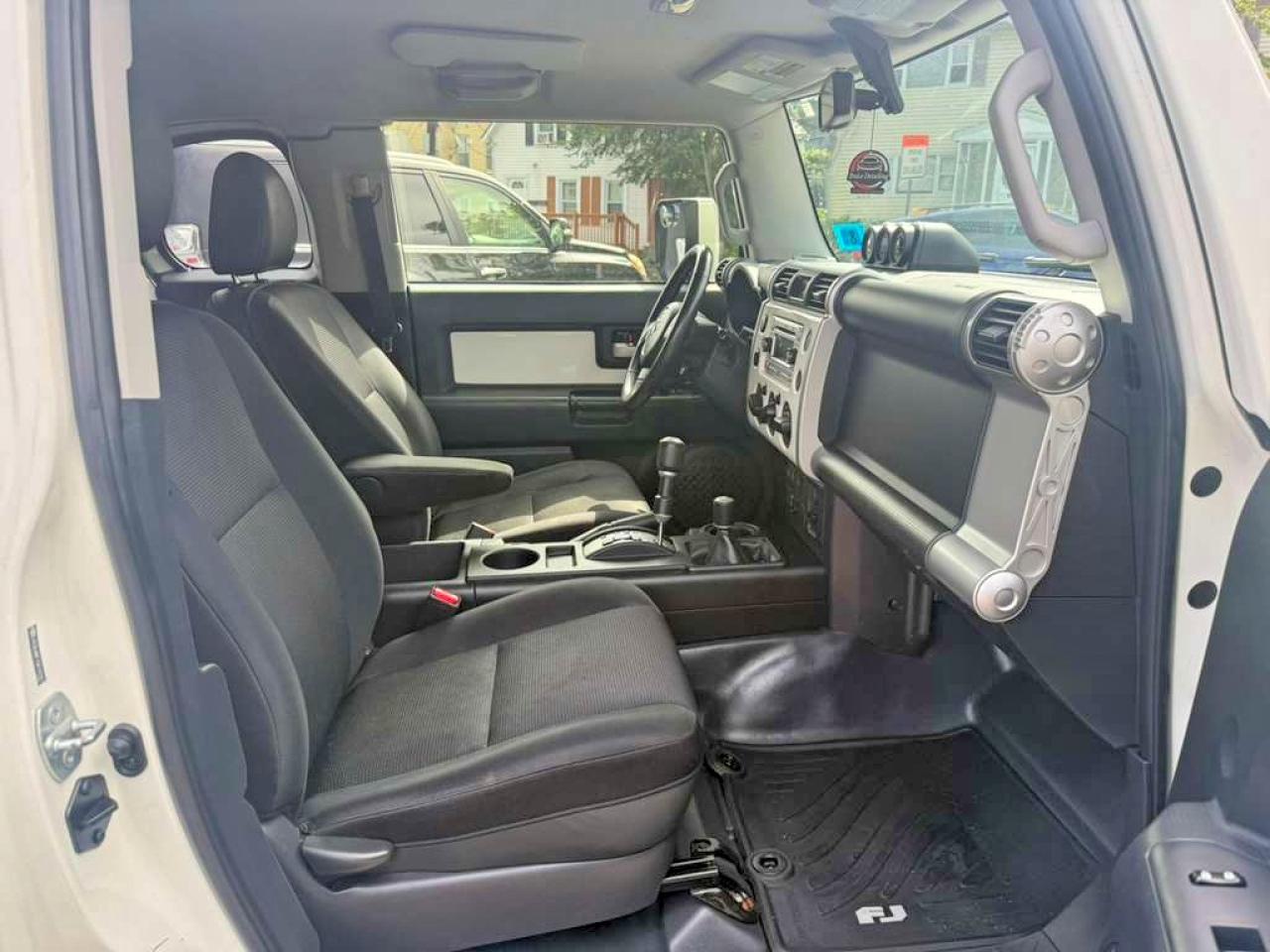 2012 Toyota Fj Cruiser Base White vin: JTEBU4BF1CK147907