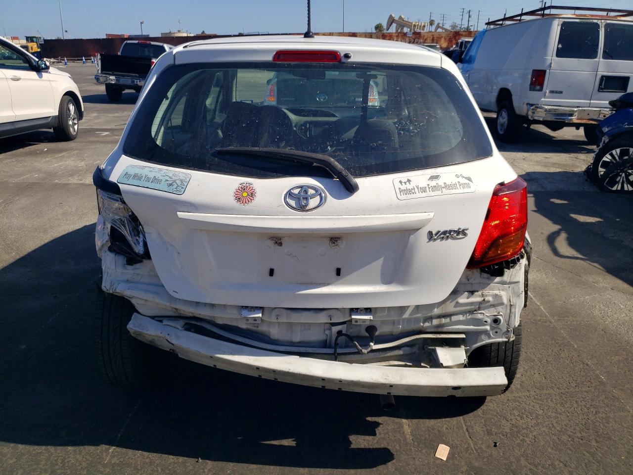 2015 Toyota Yaris 5-door L White vin: VNKKTUD38FA017912