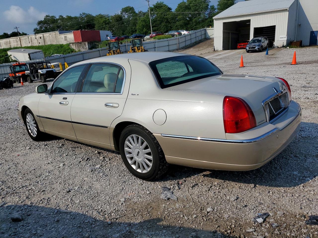 2005 Lincoln Town Car Signature Beige vin: 1LNHM81W05Y636477