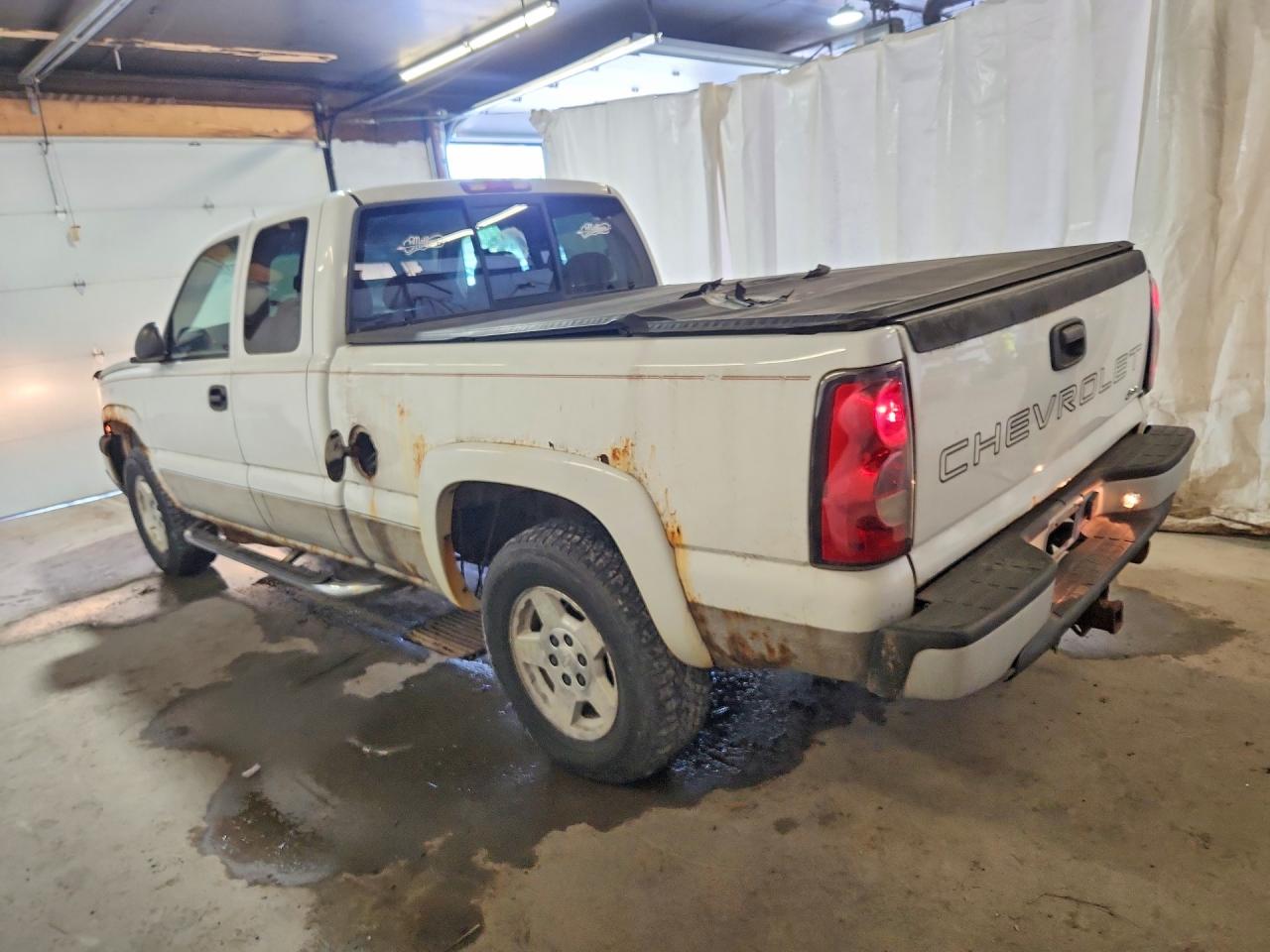 2005 Chevrolet Silverado K1500 White vin: 1GCEK19B25E159283