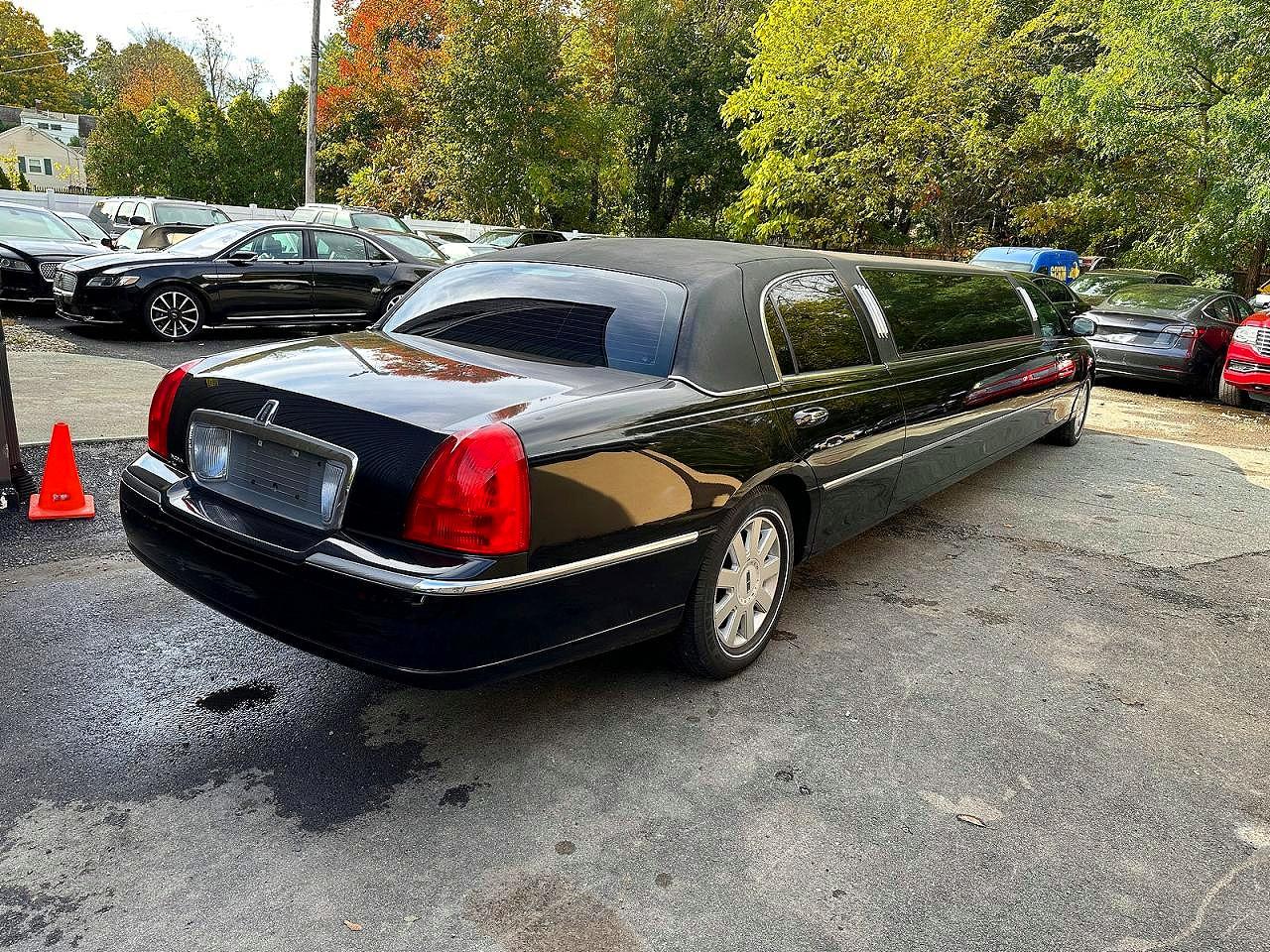 2005 Lincoln Town Car Executive Черный vin: 1L1FM88W85Y654529