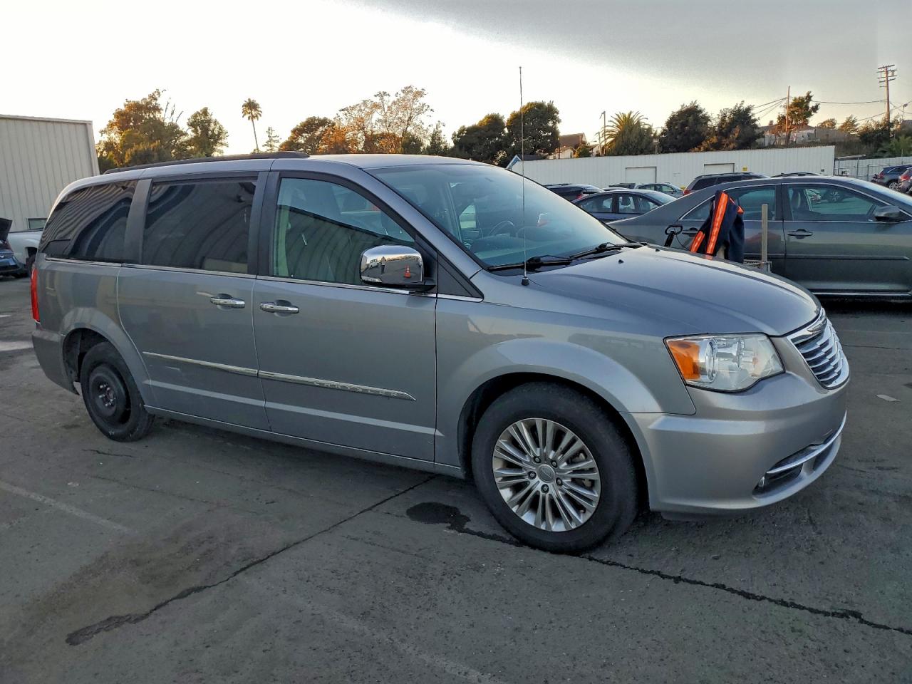 2015 Chrysler Town & Cou Серебряный vin: 2C4R1CG3FR629862