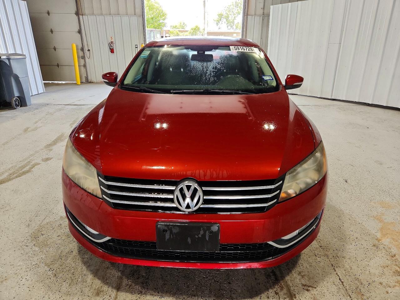 2015 Volkswagen Passat Se Red vin: 1VWBS7A37FC014017