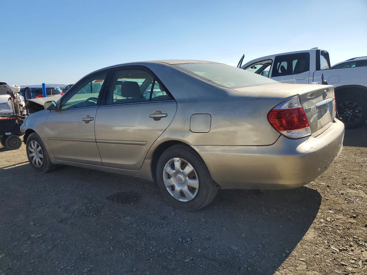 2005 Toyota Camry Le Gold vin: 4T1BE32K45U027062