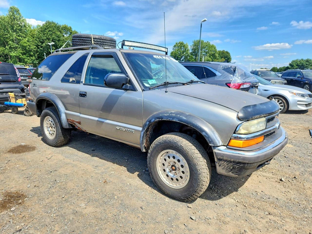 2000 Chevrolet Blazer Beige vin: 1GNCT18W9YK114461