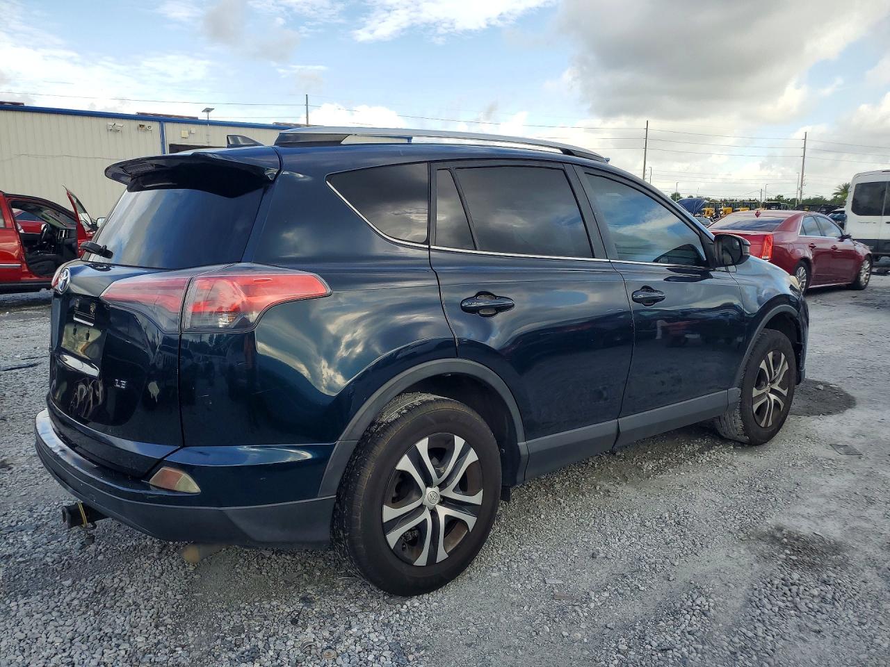 2018 Toyota Rav4 Le Teal vin: JTMZFREV5JJ168386
