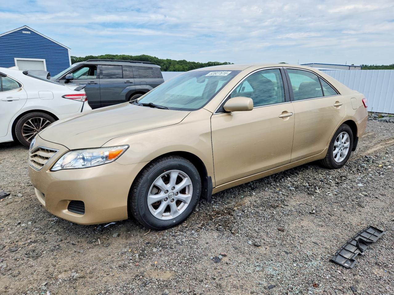 2011 Toyota Camry Le Gold vin: 4T1BF3EK1BU679898