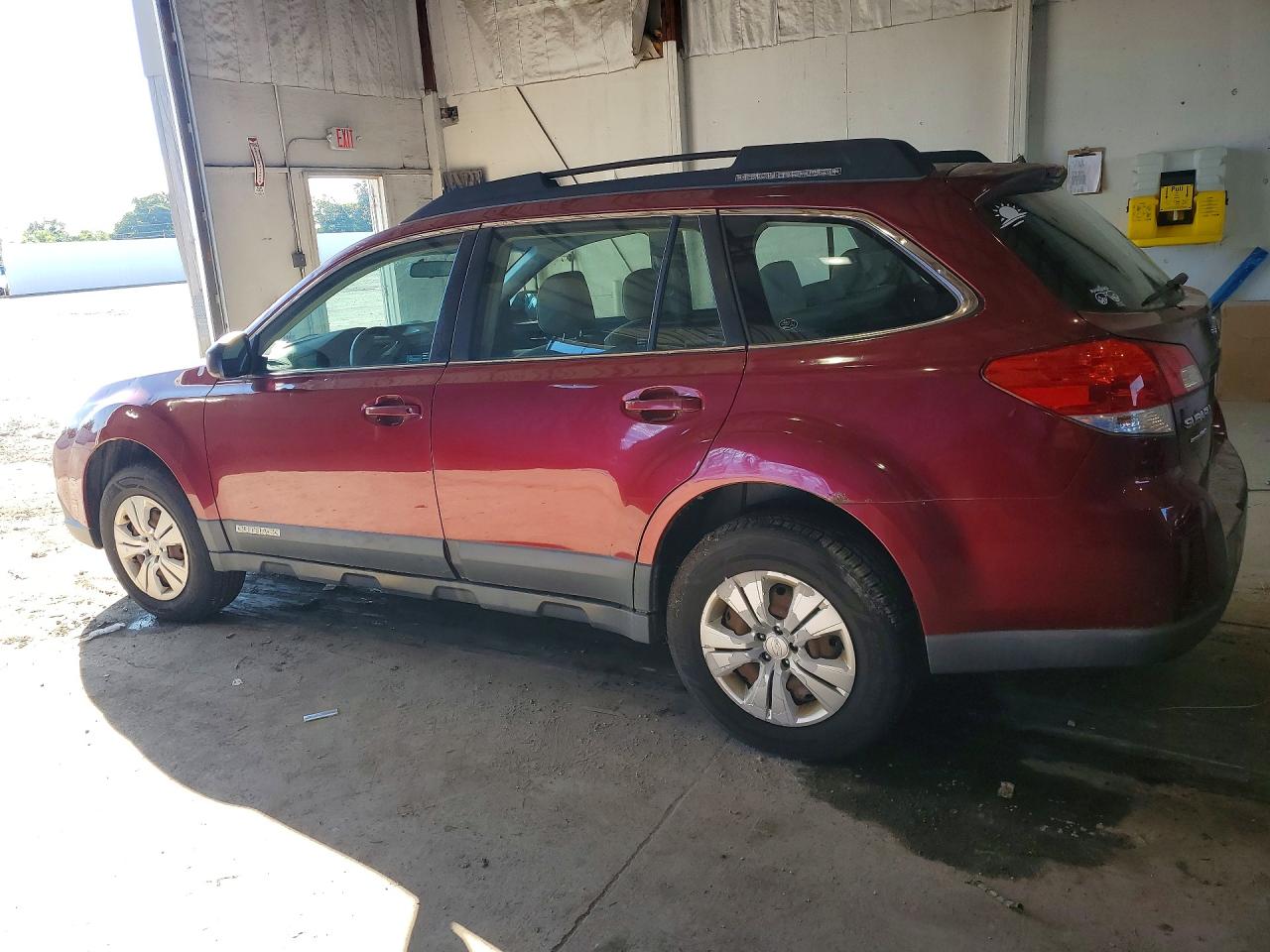 2011 Subaru Outback 2.5i Red vin: 4S4BRBAC1B3352181