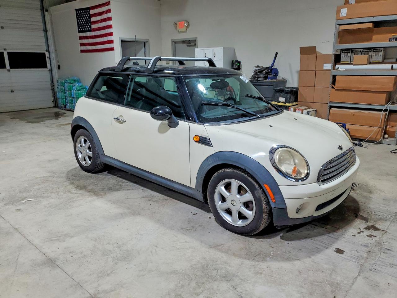 2009 Mini Cooper White vin: WMWMF33519TW77463