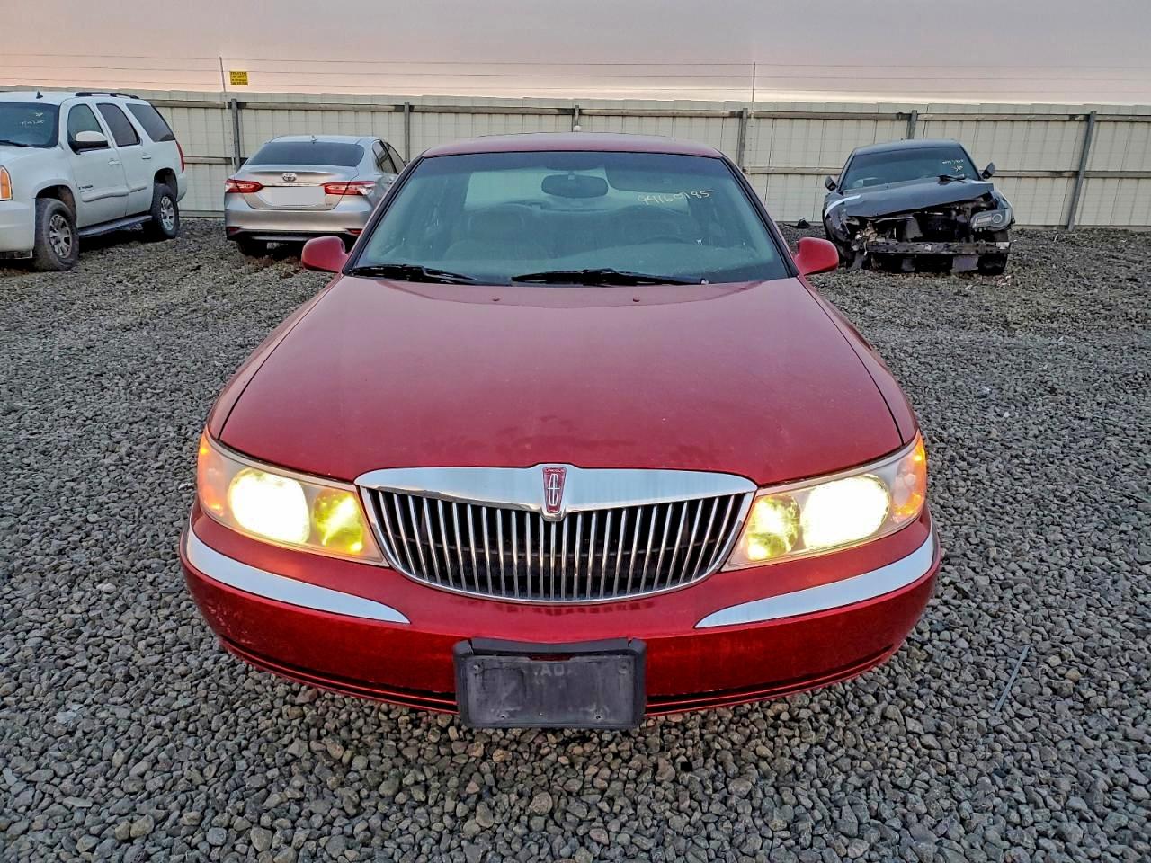 1998 Lincoln Continental Red vin: 1LNFM97V8WY605717