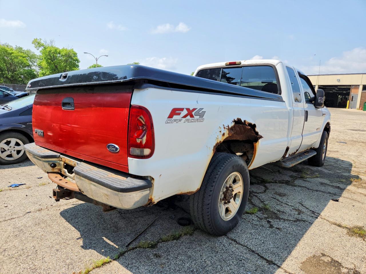 2005 Ford F250 Super Duty White vin: 1FTSX21P45ED39303
