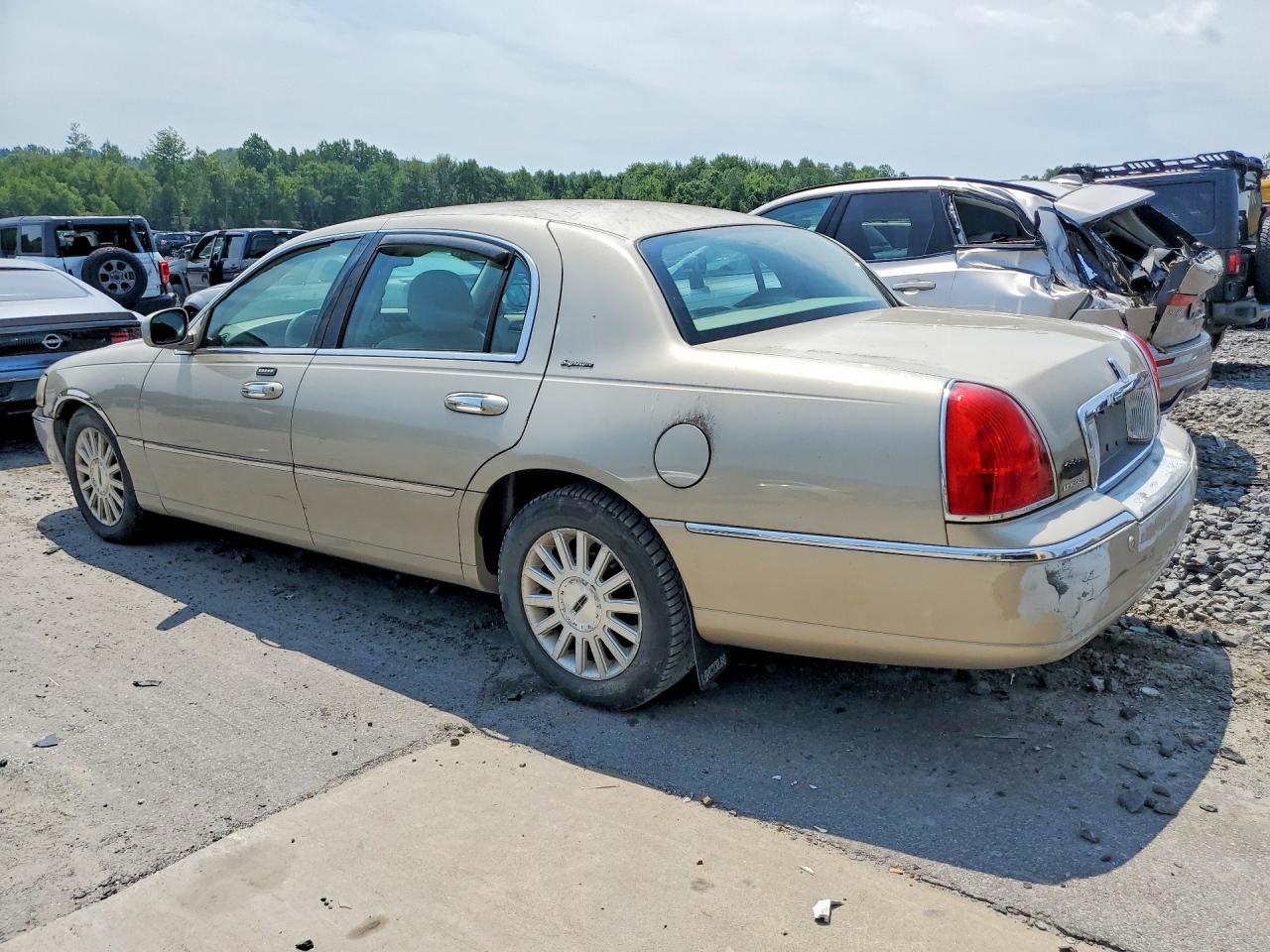 2004 Lincoln Town Car Executive Red vin: 1LNHM81W04Y679666