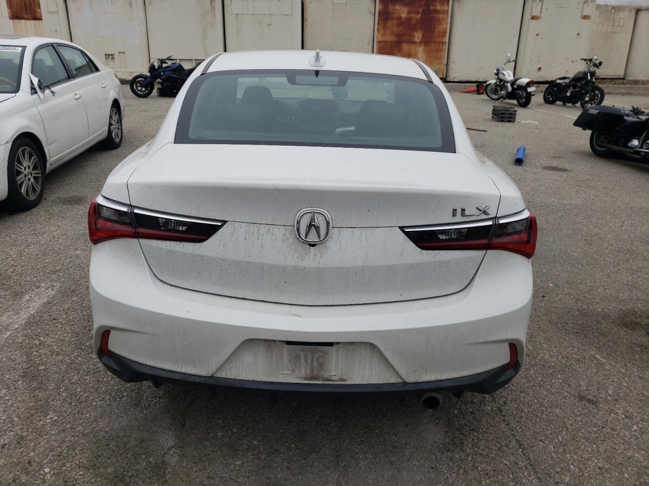 2019 Acura Ilx    White vin: 19UDE2F33KA014585