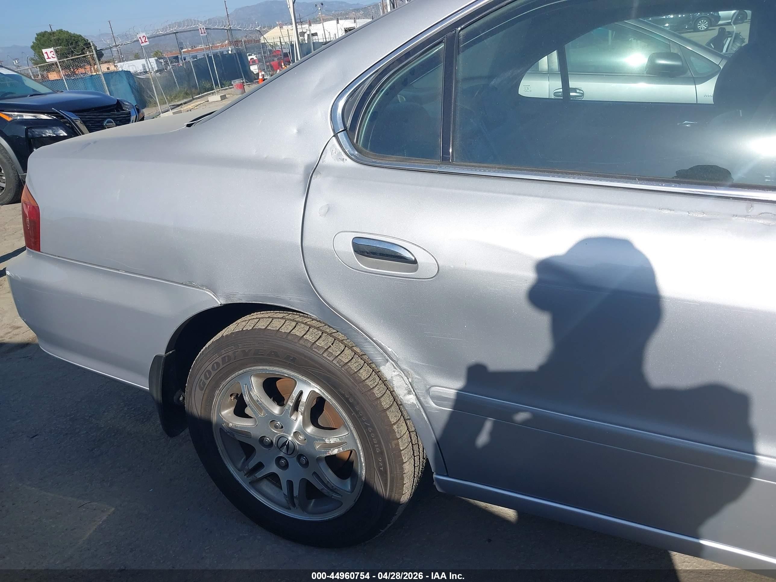 2000 Acura Tl 3.2 Silver vin: 19UUA5660YA022336