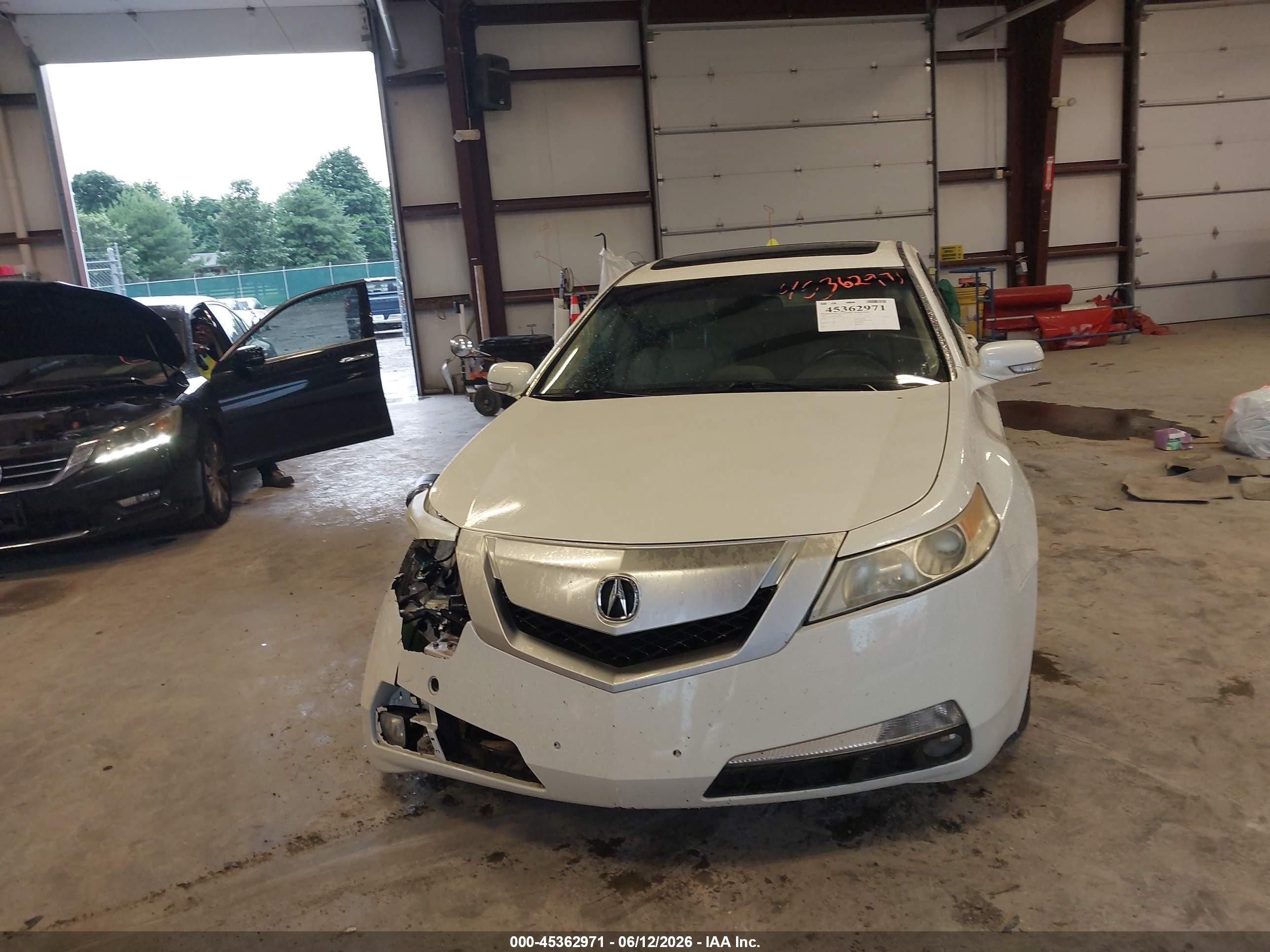 2010 Acura Tl 3.5 White vin: 19UUA8F29AA018421